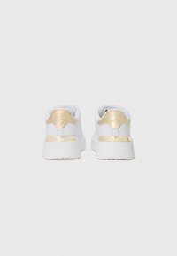 Tommy Hilfiger CHIC - Sportbačiai - white