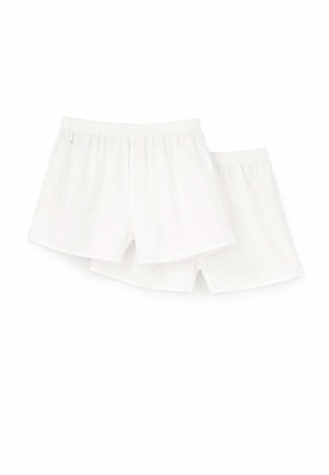 Due paia di boxer bianchi semplici con fascia elastica in vita, sovrapposti su uno sfondo bianco.