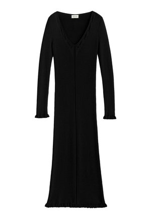 Černé žebrované pletené šaty s dlouhým rukávem, výstřihem do V, volánkovými manžetami a volánkovým lemem, střední délky.