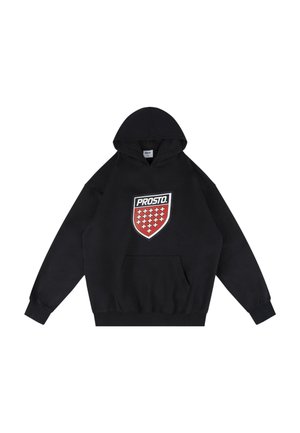 Czarna bluza z kapturem z przednią kieszenią typu kangur, z logo w kształcie tarczy w kolorach czerwonym i białym, z wzorem w kratkę oraz napisem "PROSTO".