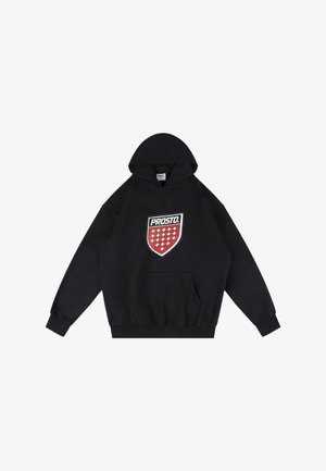 Czarna bluza z kapturem z przednią kieszenią typu kangur, z logo w kształcie tarczy w kolorach czerwonym i białym, z wzorem w kratkę oraz napisem "PROSTO".