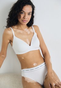 Guess CARRIE NEW BRAZILIAN - Fecskék - pure white