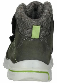Botas verdes y grises con un cuello de fieltro, correa ajustable y suela de goma blanca. Presentan costuras contrastantes y un pequeño acento verde.