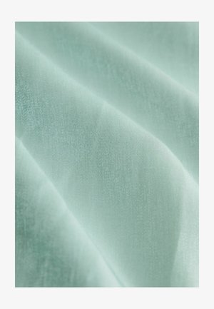 Helles mintgrünes Gewebe, das sanft fällt und einen subtilen Glanz sowie eine weiche Textur aufweist, mit sanften Falten und ohne sichtbare Muster oder Akzente.