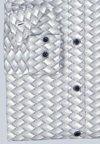 Hemd mit Knöpfen und geometrischem Strukturmuster in Weiß und Marineblau. Verfügt über eine Brusttasche und dunkelblaue Knöpfe.