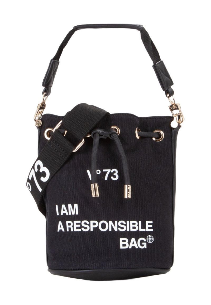 Sac en toile noir en forme de seau avec quincaillerie dorée, bandoulière réglable, fermeture à cordon et texte imprimé : "JE SUIS UN SAC RESPONSABLE."