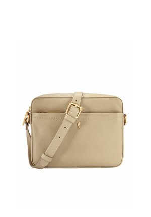 Beżowa prostokątna skórzana torba na ramię z regulowanym paskiem i złotą klamrą, z przodu kieszeń i subtelne logo marki.