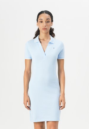 Abito polo azzurro chiaro con maniche corte, scollatura a V e logo del marchio discreto sul petto. Tessuto morbido e silhouette aderente.