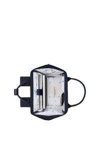 Borsa blu navy dalla forma rettangolare e con manici doppi, caratterizzata da un interno a fantasia con linee diagonali e piccoli icone blu.