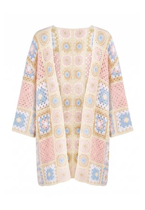 Gehäkelte Strickjacke mit pastellrosa, blauen und beigen Quadratmustern, offen vorne und mit dreiviertel-langen Ärmeln.