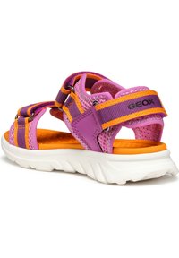 Sandali GEOX con una tomaia viola e rosa, soletta arancione e suola leggera bianca; dotati di cinturini regolabili e dettagli in rete.