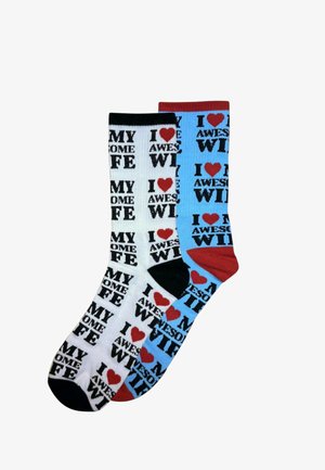 Chaussettes en coton avec un motif blanc et bleu. Contiennent le texte : « J'AIME MA MERVEILLEUSE FEMME. » Les accents de couleur incluent le noir et le rouge.