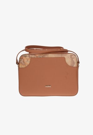 Borsa in pelle sintetica marrone con un pannello stampato a mappa, forma rettangolare e tracolla staccabile. Presenta un logo sul davanti.
