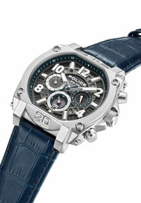 Klocka i rostfritt stål med ett blått läderarmband i krokodilstruktur. Utrustad med en grå mönstrad urtavla med stora vita siffermarkeringar och små urtavlor.