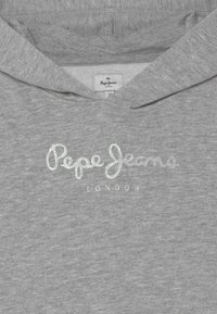 Szara bluza z kapturem z wyraźnym srebrnym logo z brokatem "Pepe Jeans LONDON" z przodu. Miękka tkanina z standardowym krojem kaptura.