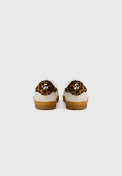 Sneakers med en vit läder och leopardmönstrad baksida, med en sula i gummigummi och kontrasterande sömnadsdetaljer. Klassisk snörningsdesign.