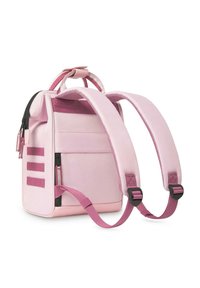 Rosa Rucksack mit strukturierter Form, aus weichem Stoff, mit verstellbaren Trägern, einer Reißverschlusstasche vorne und horizontalen Streifen an der Seite.
