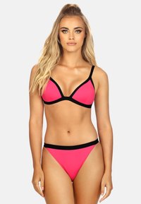 Różowy bikini składający się z trójkątnego stanika i majtek o niskim stanie. Czarny wykończenie akcentuje krawędzie. Gładki, elastyczny materiał.