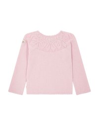 Rosa gestrickter Pullover mit langen Ärmeln, gewelltem Ausschnitt, gemustertem Passe und einem bärenförmigen Knopf an der linken Schulter. Strukturiertes Finish.