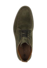 Olijfgroene suède schoen met ronde neus, zwarte veters en contrasterende tan lederen accenten. Kenmerkt zich door stiksels langs de rand en een logo aan de binnenzijde.