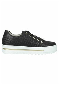 Baskets en cuir tissé noir avec lacets noirs, œillets métalliques, semelle blanche et détail d'une bande dorée sur le côté de la semelle.