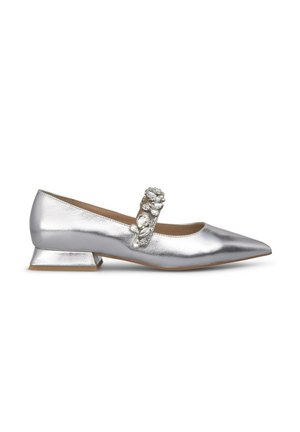 Scarpa bassa, metallizzata argento, con punta affusolata e fascia decorativa in strass che attraversa il collo del piede. Texture liscia e colore uniforme.