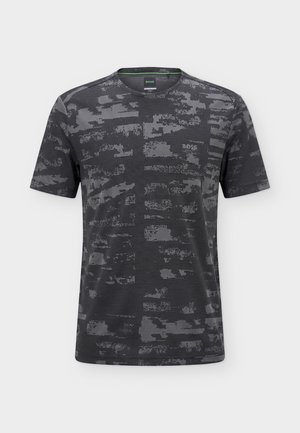 Miesten lyhythihainen musta urheilupaita, jossa abstrakti harmaa digitaalinen maastokuvio ja pieni BOSS-logo rinnassa.