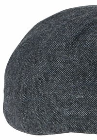 Ciemnoszara bawełniana czapka z zaokrąglonym wierzchem, o teksturowanym splocie i gładkim wykończeniu. Profil boczny podkreśla kształt czapki i jednolitość materiału.