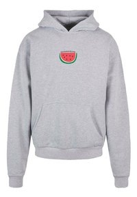 Szürke kapucnis pulóver, elülső zsebbel és egy görögdinnye szelet grafikával a "nyár" szó felett. Pamut keverék anyag, laza szabás.