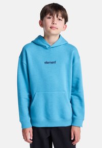 Vaaleansininen huppari, valmistettu pehmeästä kankaasta, jossa on kengurutasku ja resorireunaiset hihansuut. "Element"-logo painettuna tummansinisellä rintakehällä.