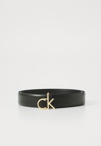 Čierny kožený opasok s prackou so zlatým logom "ck". Opasok má hladkú textúru a jednoduchý, štýlový dizajn.