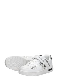 Witte sneakers met een glad bovenwerk van synthetisch materiaal, stevige witte zool, zwarte accenten en bedrukte tekst op de zijkanten. Voorzien van vetersluiting en klittenbandsluiting.