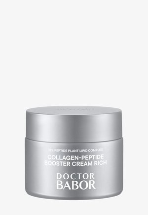 Silberner Tiegel mit der Aufschrift „Collagen-Peptide Booster Cream Rich“ von Doctor Babor mit 13 % Peptid-Pflanzenlipid-Komplex.