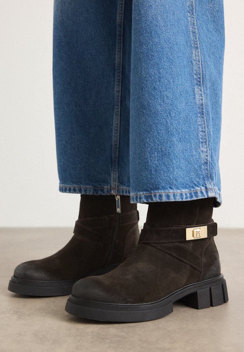 Tommy Hilfiger Enkellaarsjes met plateauzool donkerbruin