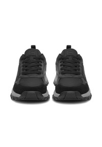 Melnas sporta apavi ar teksturētas tīkliņa un zamša materiālu kombināciju, apaļu purngalu, polsterētu apkakli un drošu auklu aizdari priekšpusē.