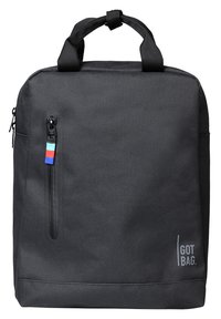 Sac à dos en tissu noir avec une poche avant zippée, une poignée supérieure et un petit accent tricolore sur la tirette de la fermeture éclair. Présente un logo sur le côté.