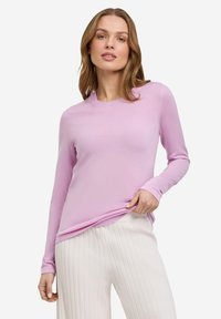 Helles rosa langärmliges Sweatshirt mit Rundhalsausschnitt, aus einem weichen Stoff gefertigt. Das Kleidungsstück hat eine glatte Textur und ein einfaches Design.