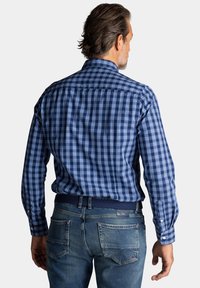 Blauw-wit geruite overhemd met lange mouwen, van katoen, met een button-down kraag en een casual pasvorm, gecombineerd met denim jeans en een gevlochten riem.