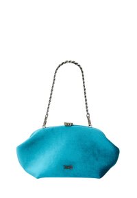 Turkusowa welurowa torebka na łańcuszku metalowym, o zaokrąglonym kszta�łcie i zapięciu na zatrzask; na przodzie znajduje się logo.