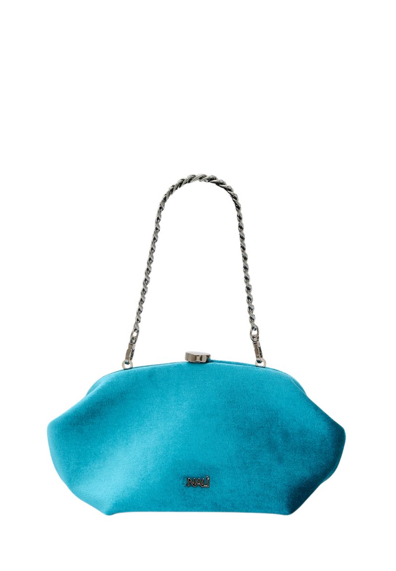 Turkusowa welurowa torebka na łańcuszku metalowym, o zaokrąglonym kształcie i zapięciu na zatrzask; na przodzie znajduje się logo.