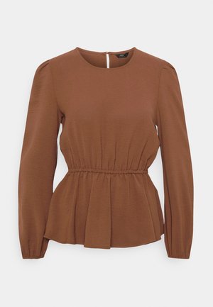 Blouse marron à manches longues avec encolure ronde, taille froncée, léger bas volanté et poignets élastiques, présentée sur un fond uni.