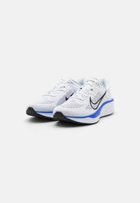 Witte sportieve schoenen met een geperforeerde mesh bovenkant, zwarte accenten, een blauwe tussenzool en een gestructureerde zwarte rubberen loopzool. Voorzien van standaard veters.