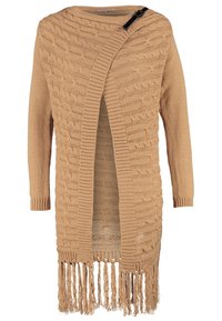 Beżowy dziergany kardigan z teksturowanym wzorem warkocza, otwartym przodem i długimi rękawami, z frędzlami na dole i czarnym zapi�ęciem.