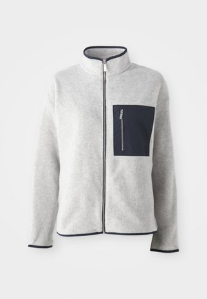 Sivá fleece bunda s vysokým golierom, námorníckou kapsou a kontrastným lemovaním. Má predný zips a dlhé rukávy. Mäkkučkú textúru.