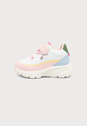 Hvid sneaker med pink, gul, blå og grøn accenter, pink snørebånd og en pink velcrolukning på en hvid baggrund.