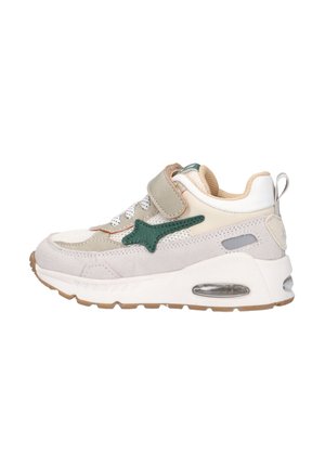 Beige en witte kindersneaker met groen zijlogo, klittenbandsluiting, bovenwerk van mesh, gevoerd zooltje en transparante luchtkamer in de hiel.