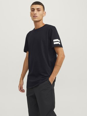 Marineblaues Baumwoll-T-Shirt mit kurzen Ärmeln, das drei weiße Streifen am linken Ärmel aufweist. Klassisches Rundhalsdesign.