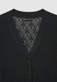 Schwarzer Cardigan mit strickartiger Diamantmuster-Textur. Verfügt über einen V-Ausschnitt und einen Einzelknopfverschluss. Das Etikett trägt die Aufschrift "CALLIOPE" in Größe S.