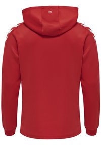 Rotem Kapuzenpullover mit weißen Akzentstreifen entlang der Schultern, ausgestattet mit einer glatten Textur und einer Kängurutasche an der Vorderseite.