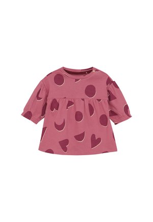 Roze babyjurkje met lange mouwen en donkerroze harten- en cirkelpatronen, voorzien van een ronde halslijn en knoopsluiting op de schouder.